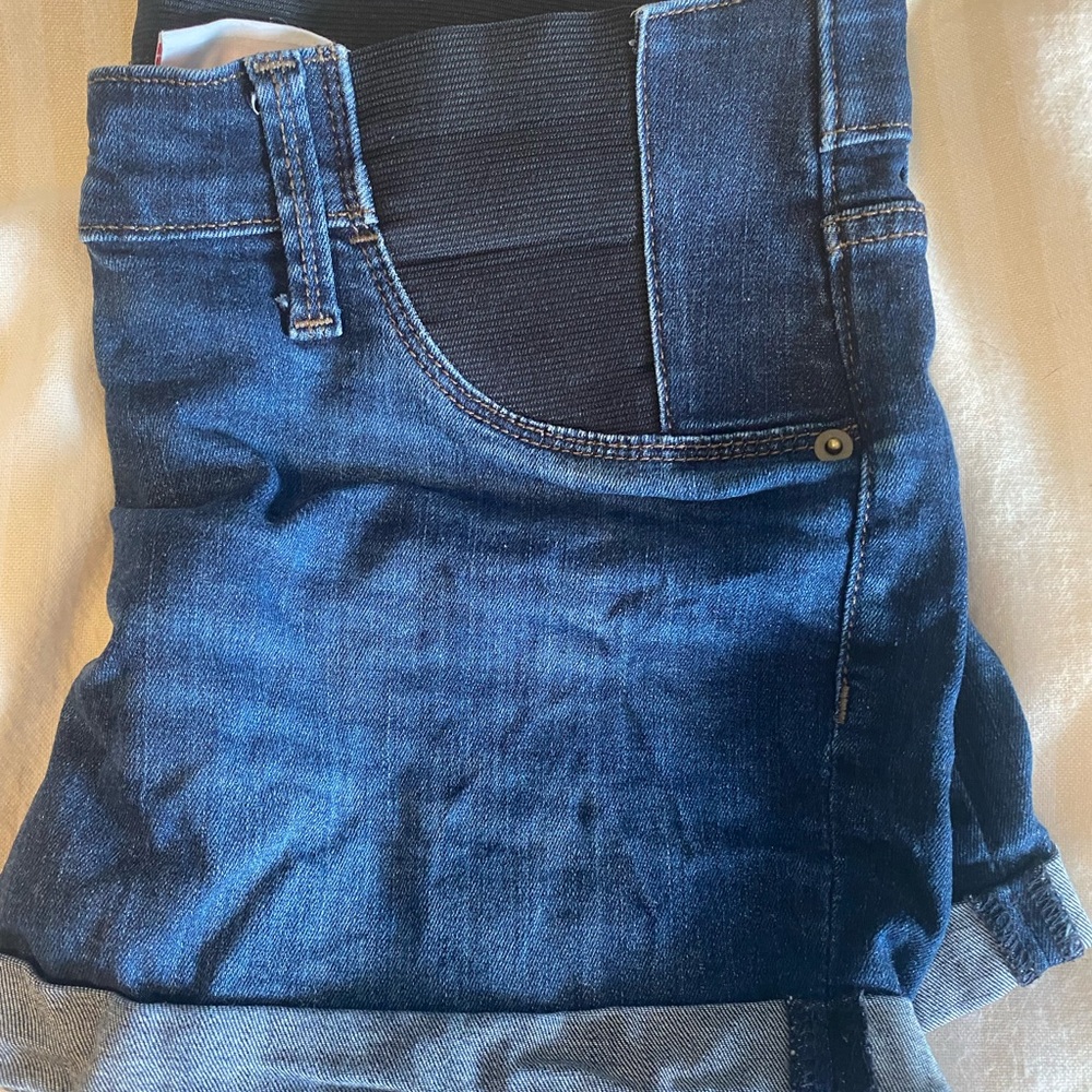 Isabel maternity shorts
